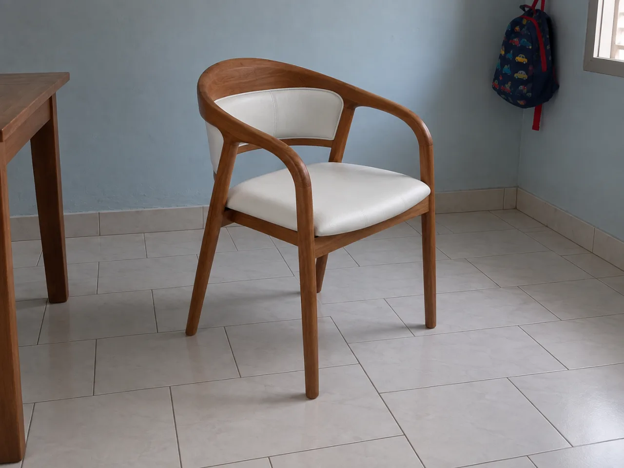 Penataan Kursi Cafe Jati dalam suasana rumah sederhana.
