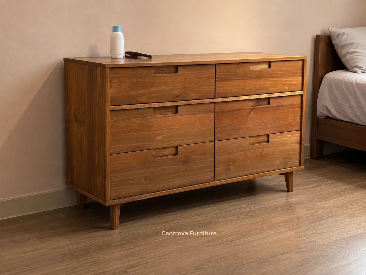 Buffet jati enam laci dalam sudut kamar sederhana dengan lantai motif kayu.