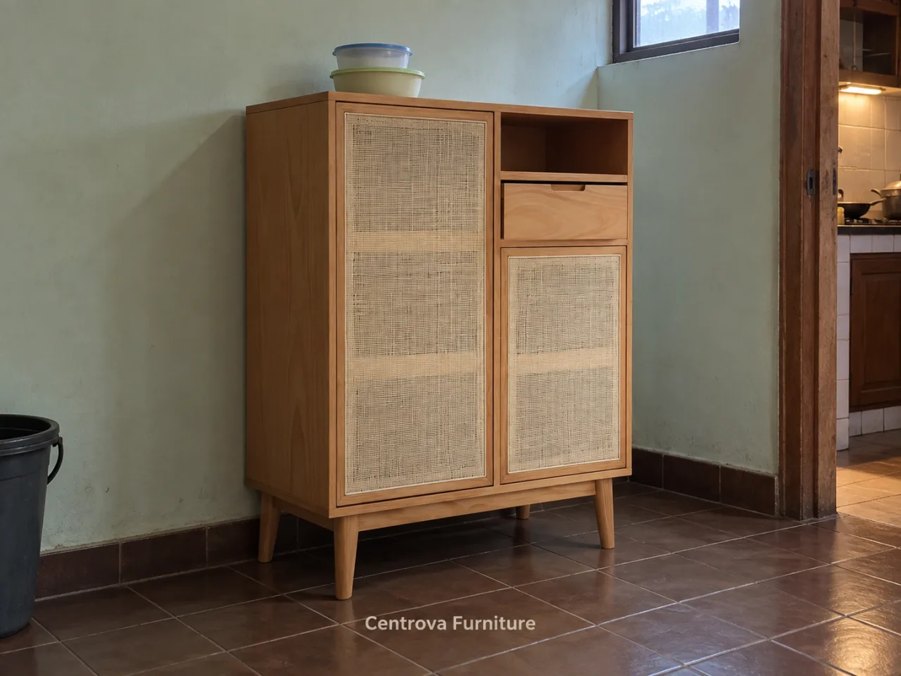 Kabinet jati rotan di lorong rumah sederhana, dengan cahaya jendela dan lampu dapur.