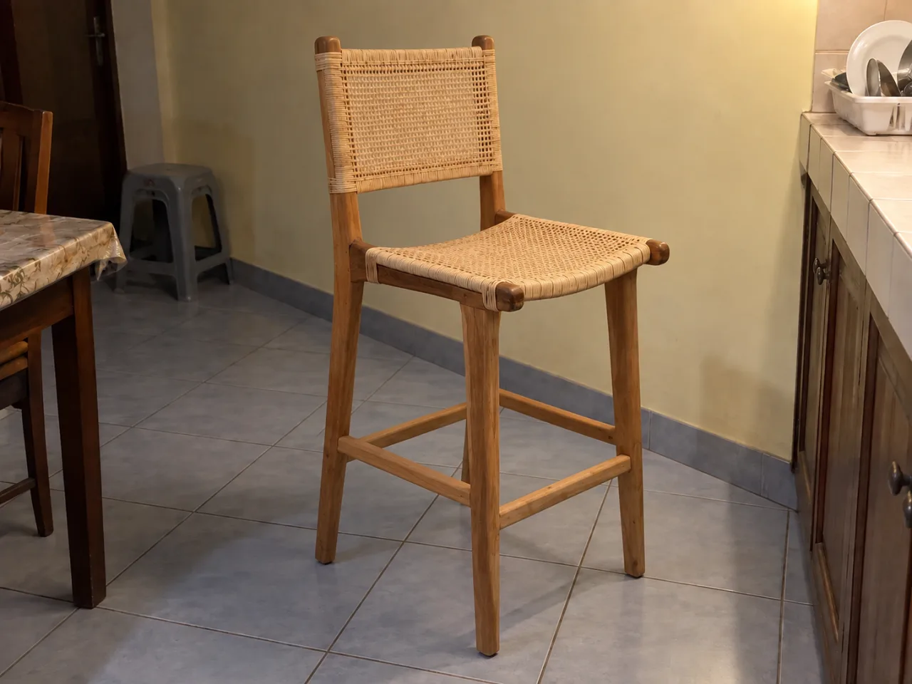 Penataan Kursi Bar Kayu Jati Solid Rotan dalam suasana rumah sederhana.