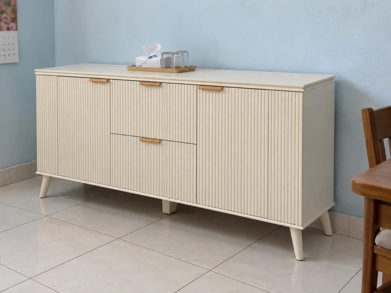 Kabinet BUF-002 warna krem dengan detail alur vertikal di sudut ruang makan