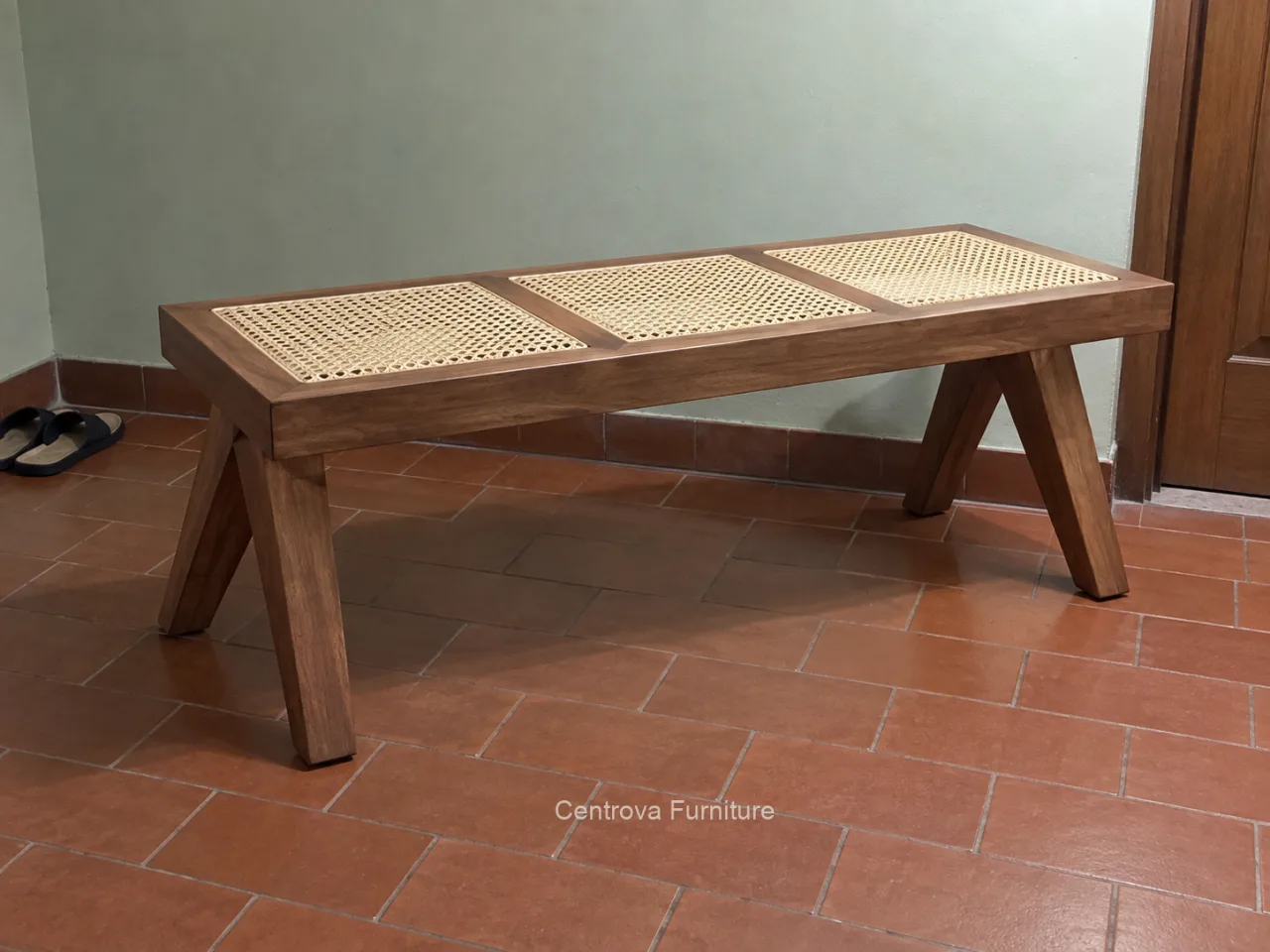 Penataan bench kayu jati dengan tiga panel rotan di ruang masuk rumah