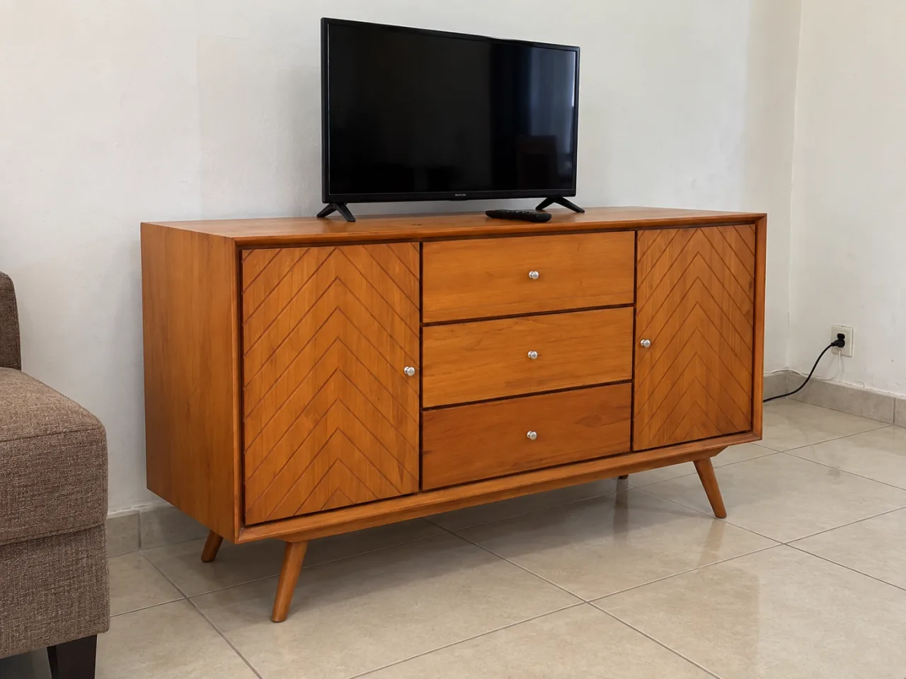 Buffet TV kayu jati BUF-001 dengan pintu motif chevron di ruang keluarga