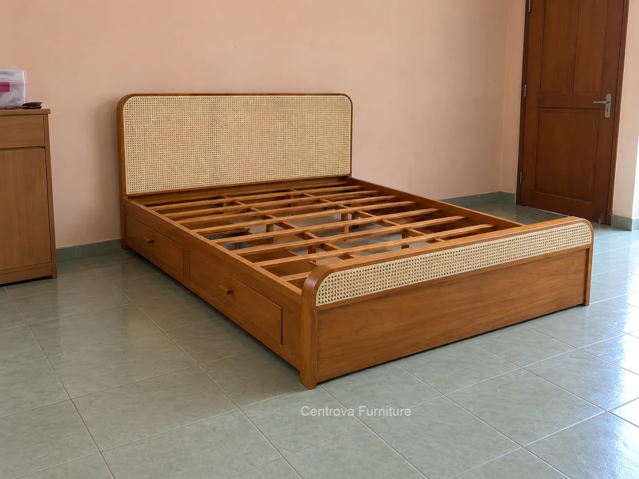 Dipan kayu dengan panel rotan dan laci samping dalam kamar sederhana.