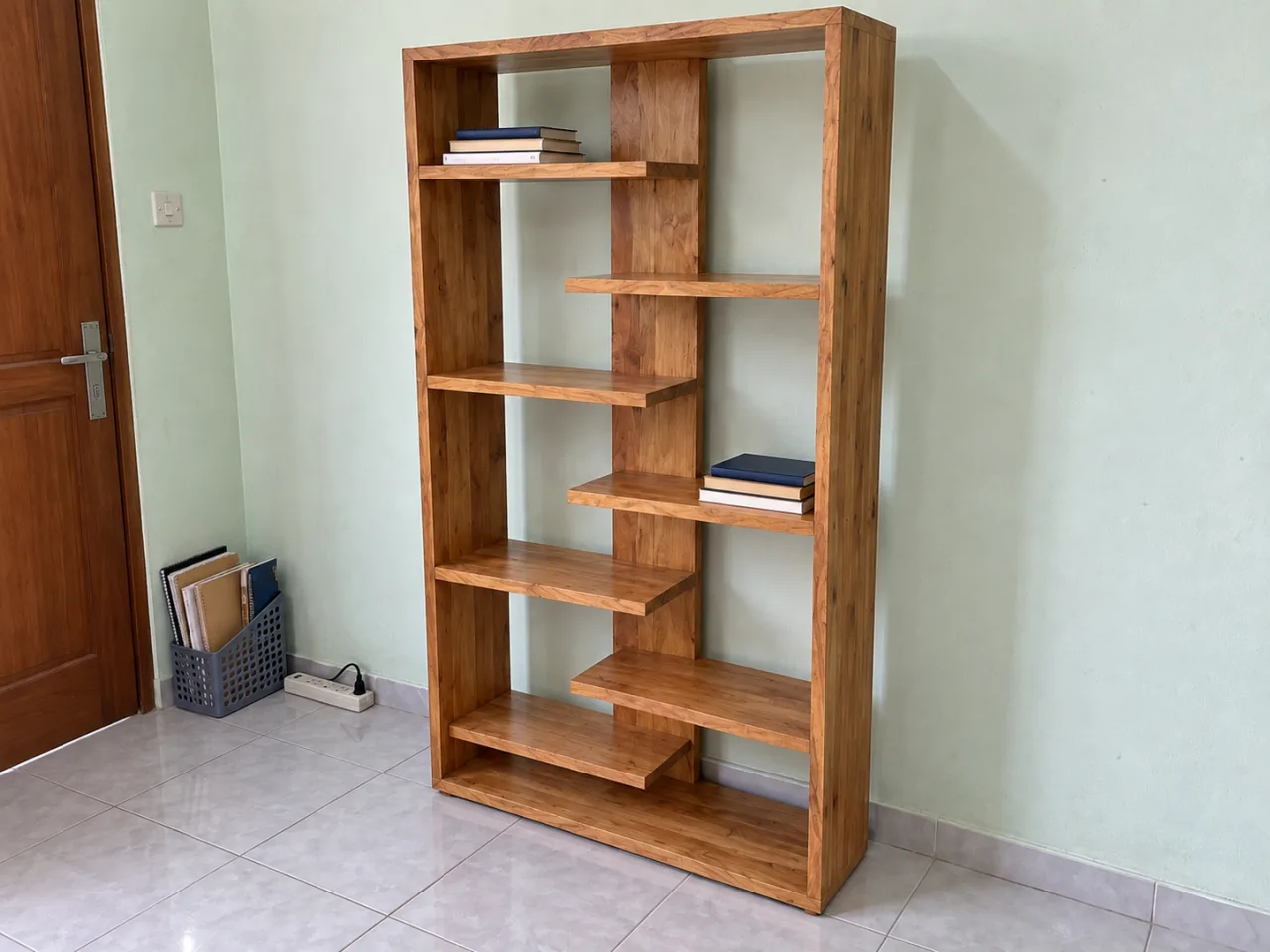 Rak buku jati BS-001 dengan ambalan berselang-seling di sudut belajar rumah