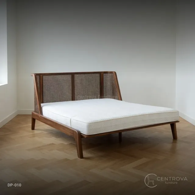 Tempat Tidur Kayu Jati Solid Sandaran Rotan Lengkung - Furniture Jati Jepara